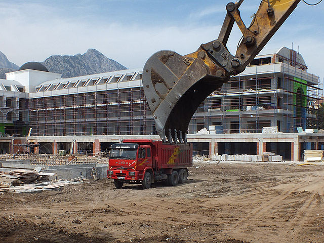 14-04-06-Goenuek-Karmir-21.jpg - Der Rohbau ist weitgehend fertig.