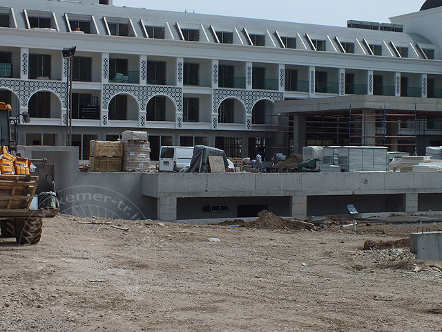 14-04-06-Goenuek-Karmir-42.jpg - Auf der Rückseite (zu den Bergen hin) der Eingangsbereich des Karmir Hotel