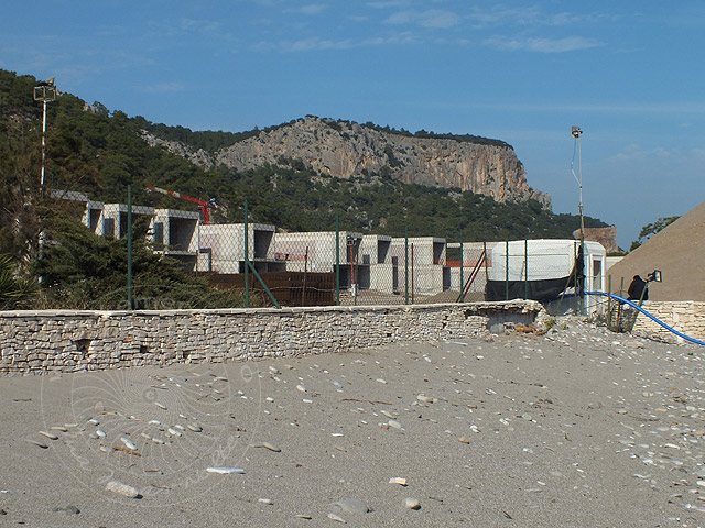 13-12-17-Kiris-073.jpg - Am Strand waren erste Gebäude zu erkennen, erinnerten etwas an die Baucontainer (17.12.2013)