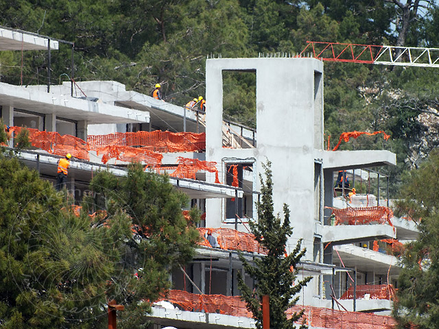 14-04-03-Kiris-015.jpg - Fahrstuhlturm bei den Hanghäusern