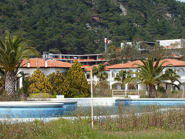 14-04-03-Kiris-037.jpg - Blick vom Strand über die Kiris Villas auf den Rohbau