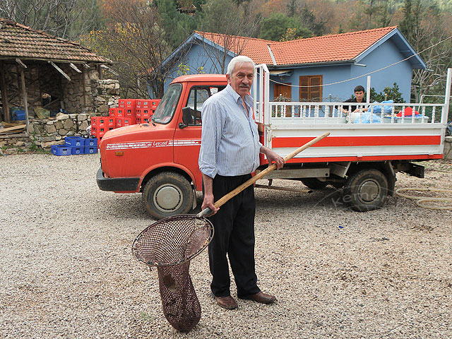 10-12-31-Forelle-05-s.jpg - Der Chef persönlich hat die Forellen für uns aus dem Becken gefischt