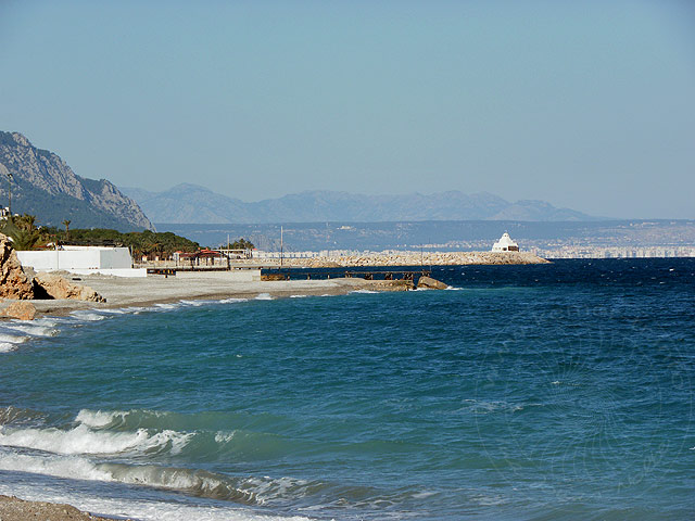 11-01-08-Beldibi-27-s.jpg - Strand in Beldibi, im Hintergrund Antalya