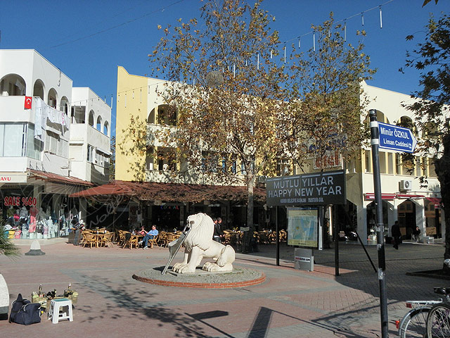 11-01-10-Kemer-11-s.jpg - Löwenbrunnen an der Hafenstraße