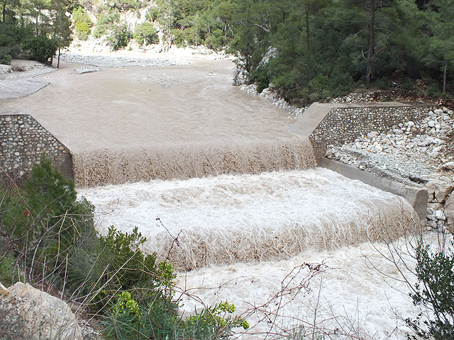12-02-07-4-Kesme-Bogazi-019-s.jpg - nach starken Regenfällen tosen die Wasser- und Schlammmassen über die Staustufe