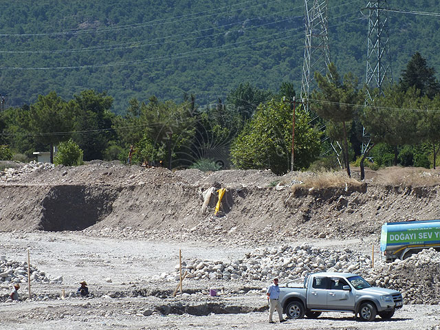 12-07-03-Kuzdere-5-s.jpg - Im Flussbett zieht man Gräben
