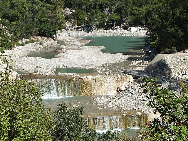 11-10-14-Bergtour-002.jpg - Im Oktober 2011 - rechts hat man eine Rampe aufgeschüttet, um den Kies abbaggern zu können