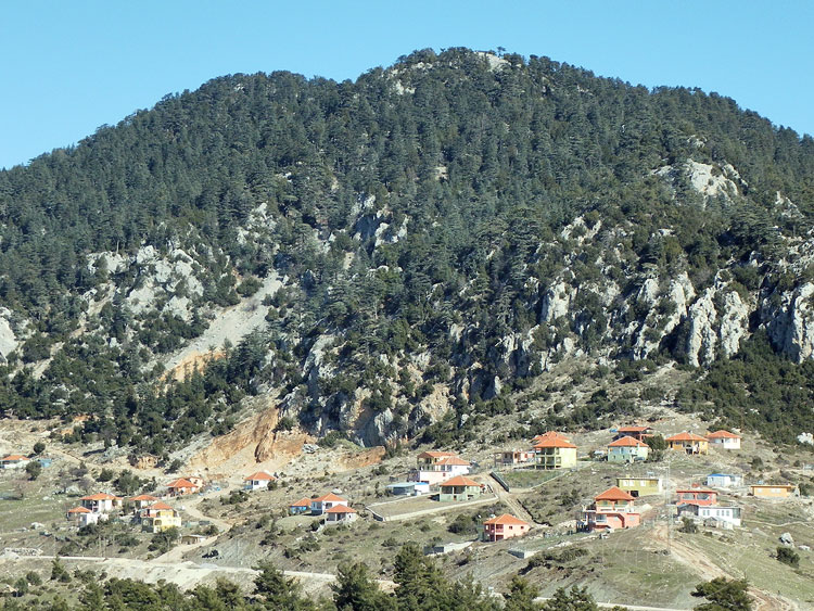 10-01-26-Kemer-Berge-83-s.jpg - Im Hinterland von Kemer gibt es in 1000m bis 2000m Höhe die letzten zusammenhängenden Zedernwälder am Mittelmeer.