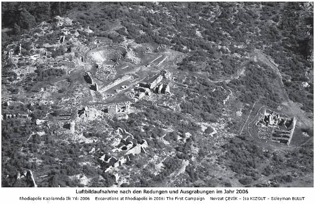 Rhodiapolis-Luftbild-2006-s.jpg - Luftbildaufnahme nach den Ausgrabungen von 2006
