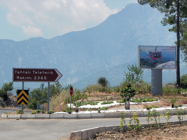 11-07-02-Phaselis-01-s.jpg - Während das Straßenschild an der D-400 noch auf die "Tahtali Seilbahn" verweist