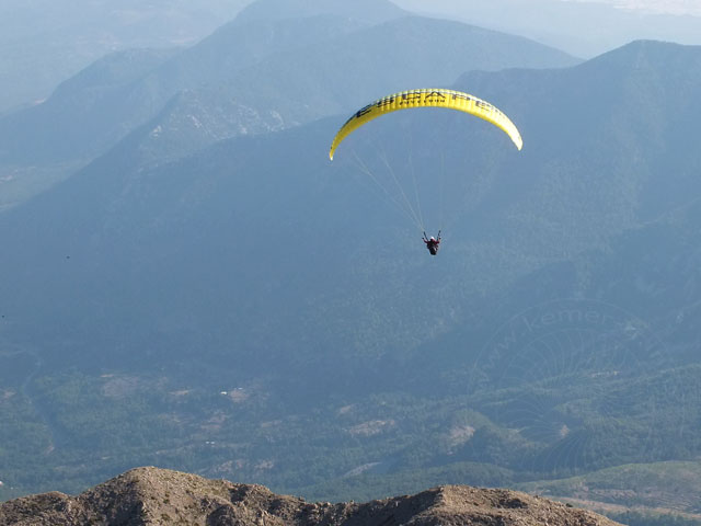 11-08-10-Tahtali-087-s.jpg - und schon schwebt der Paraglider über den Bergen und Tälern