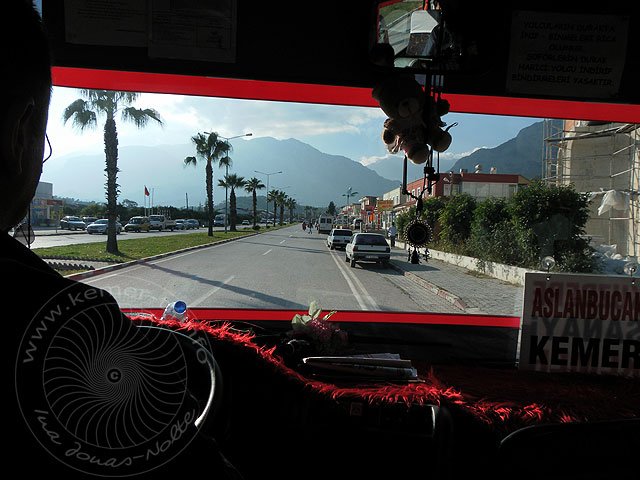 10-12-07-Kuzdere-Bus-02-s.jpg - Joe fährt mit dem Stadtbus von Kemer nach Kuzdere