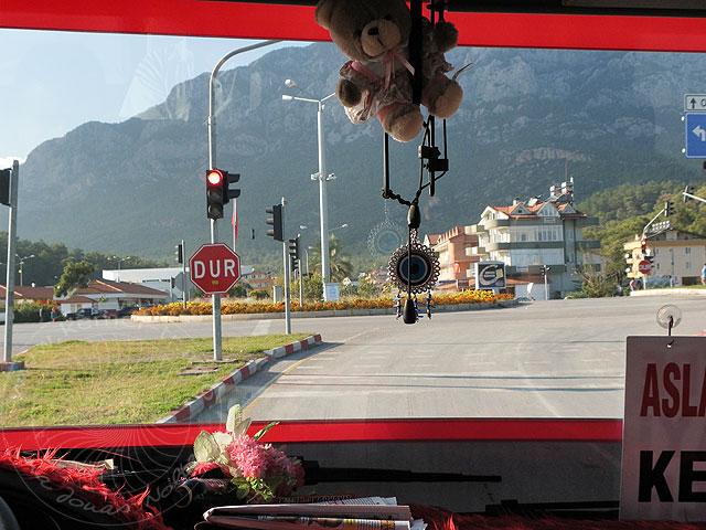 10-12-07-Kuzdere-Bus-09-s.jpg - An der Kreuzung Kemer 2 (Busbahnhof) biegt der Bus nach links auf die D-400 ab