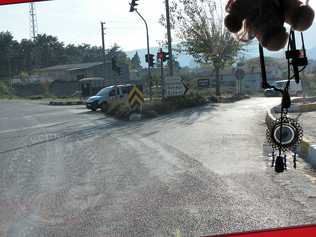 10-12-07-Kuzdere-Bus-18-s.jpg - an der Kemer 3 Kreuzung rechts ab nach Kuzdere