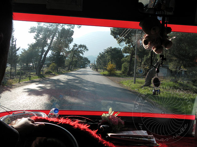 10-12-07-Kuzdere-Bus-25-s.jpg - Links sind die Holzlager, rechts Wohnhütten der Waldarbeiter