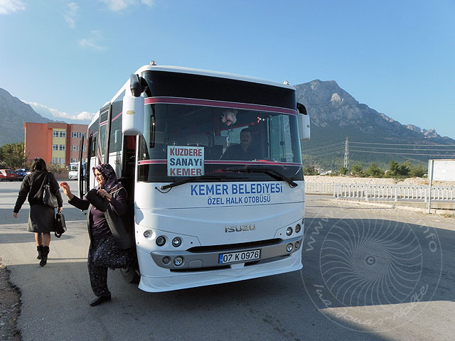 10-12-07-Kuzdere-Bus-28-s.jpg - Joe ist gleich an der Kreuzung hinter der Brücke ausgestiegen und hat den Bus noch von vorne fotografiert, man kann aber noch weiter mitfahren.