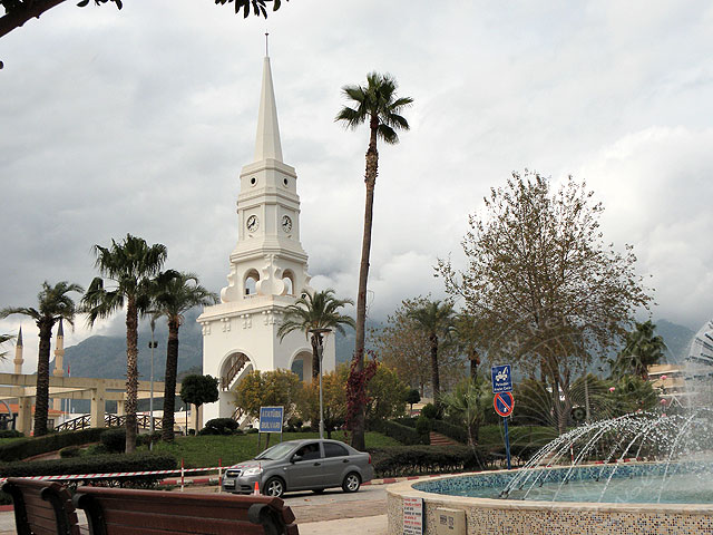 10-12-26-Kemer-15-s.jpg - Die Busse und Dolmuşe starten in der Nähe des Uhrenturms