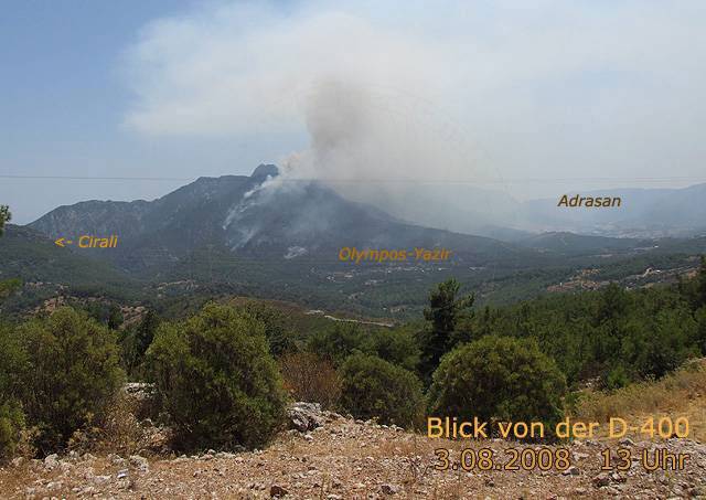 8-08-03-1-Waldbrand-Olympos-44.jpg - Anfang August 2008 brach nahe der Straße zwischen Olympos und Adrasan ein Brand aus und fraß sich die Hänge des Musa Dag hinauf