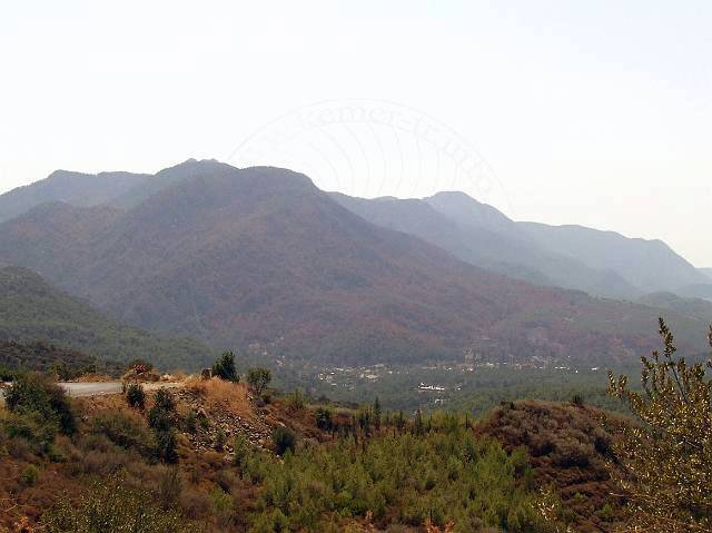 8-08-21-Olympos-002.JPG - Gut zwei Wochen später haben wir die folgenden Aufnahmen gemacht, auch bei dem dunstigen Wetter erkennt man die braunen Hänge mit dem verbrannten Wald, dazwischen aber immer wieder einzelne grüne Bäume