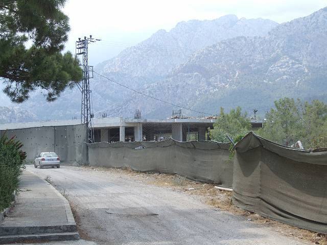8-07-26-Goeynuek-30-s.jpg - Ein Sichtschutzzaun soll den Gästen des Mirada Hotels den Anblick der Baustelle ersparen, oder sollen die Bauarbeiter nicht durch den Anblick der Touristinnen abgelenkt werden?