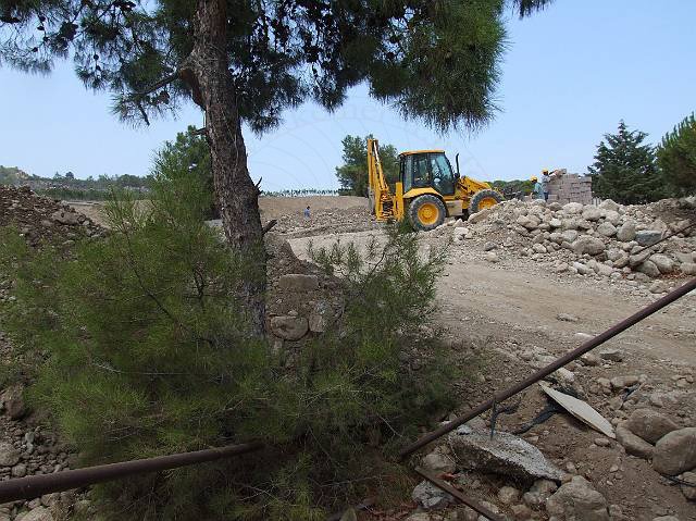 8-07-26-Goeynuek-46-s.jpg - Noch stehen einzelne Bäume auf der Baustelle