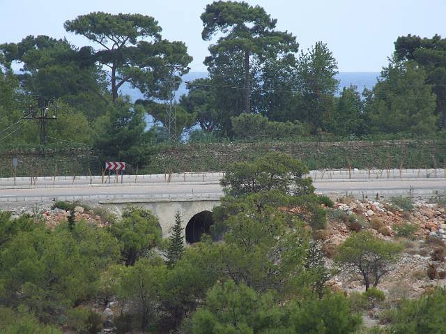 8-07-26-Goeynuek-55-s.jpg - Hier ging früher der Fluss unter der D-400 durch, dahinter nun der Wall der Baustelle