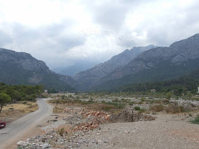 8-07-26-Goeynuek-65-s.jpg - Wenn es in diesen Bergen mal heftig regnet, braucht das Wasser die gesamte Breite des Flussbettes!