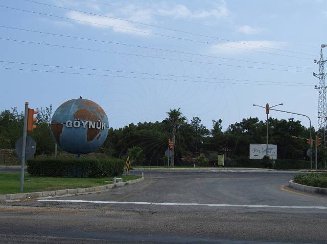 8-07-26-Goeynuek-73-s.jpg - An der Kreuzung D-400, hinter der Weltkugel beginnt die Baustelle