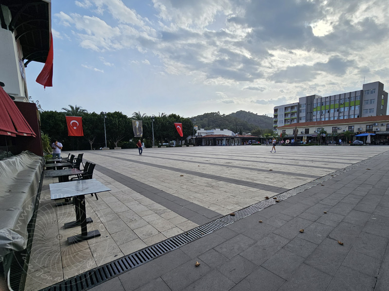 Kemer: Platz vor dem Uhrenturm - Meydan